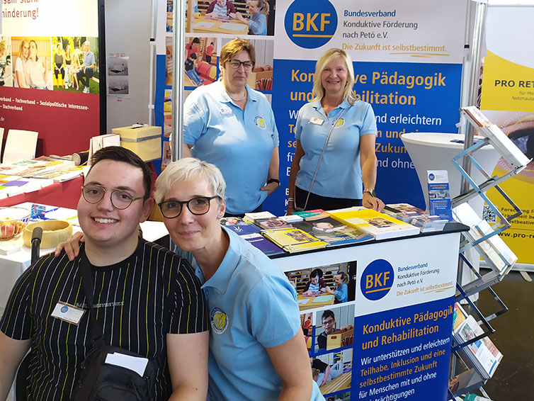 Gruppenfoto vor dem Infostand von Fortschritt Düsseldorf